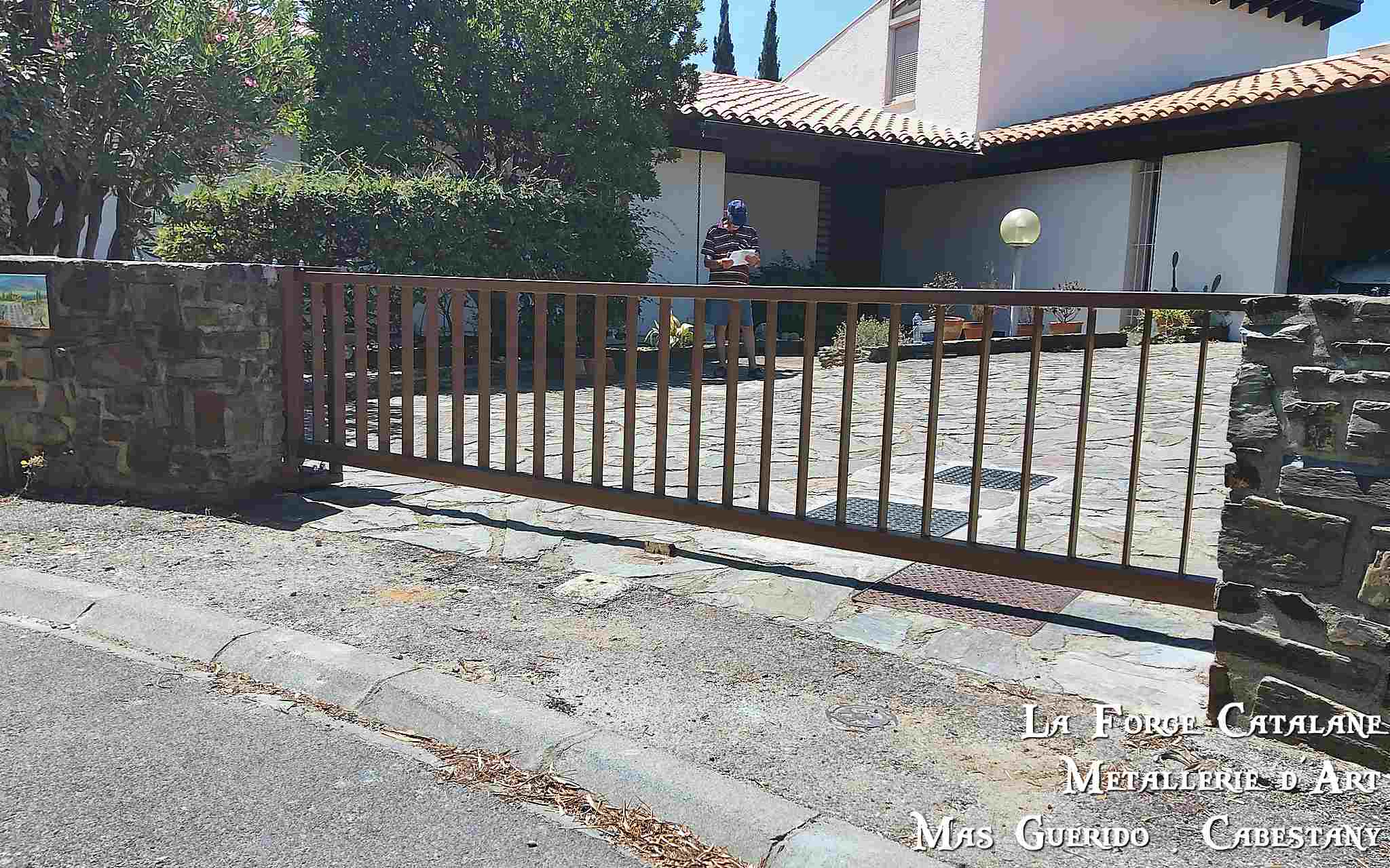 portail coulissant remplissage barreaudage droit forge catalane.jpg